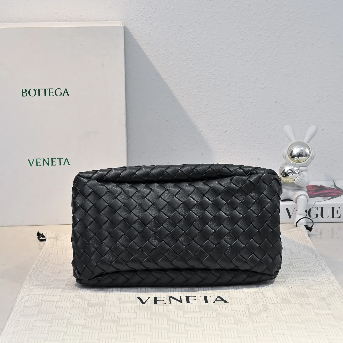 Batch 2160 new products are coming! BOTTEGA VENETA Bottega Veneta's 2025 new Campana shoulder bag is on the market~ First of all, I would like to praise the weight of this bag. As a not too small bag, it is very light for daily use. For people like me who need to carry a lot of belongings when going out, this advantage is great, and it greatly reduces the burden of traveling. 🛍️The shape is a bit like a combination of parachute and jodie. The blunt triangle shape is cute and honest. Carrying it on your back when going shopping is a good mood accelerator. The handles and body of the bag are both classic weaves. A tie is added to the original open design. If it is not tied up, the bag will look like a small vegetable basket when carried. Style number: 4249 Size: 33*20*16.5cm